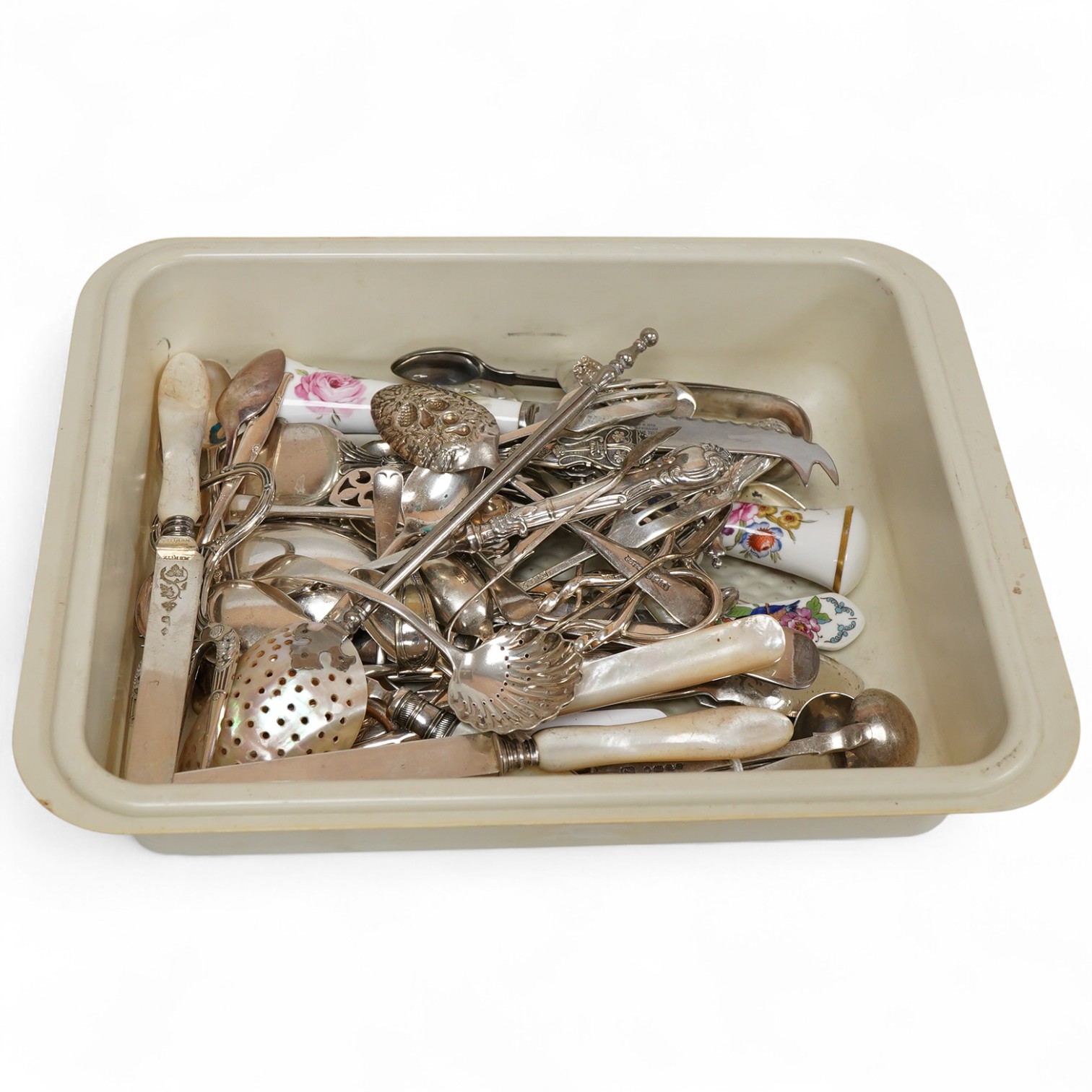 Nine items of sundry small silver flatware including a pair of early Victorian fiddle pattern mustard ladles, London, 1844, together with two early 20th century French mother of pearl handled white metal dessert knives a